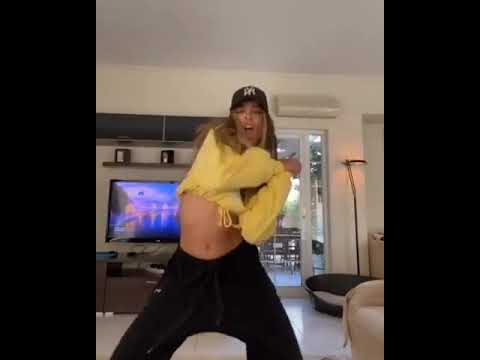 Η Ελένη Φουρέιρα χορεύει στο σαλόνι της!