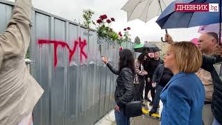 Мая Манолова и Ваня Григорова надраскаха със спрей оградата около Паметника на Съветската армия