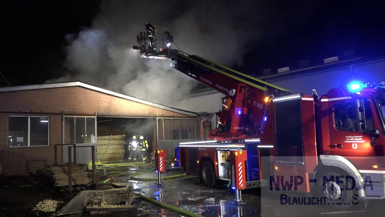 Großbrand im Sägewerk in Thüle - Feuerwehren im Großeinsatz