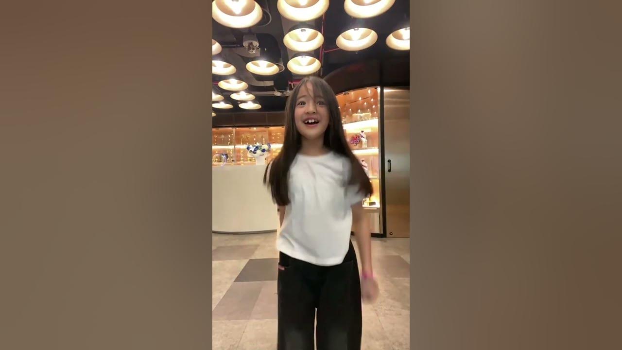 Selalu ada aja yang lewat kalo Glitter lagi bikin tiktok di lobby kantor @TrinityOptimaProduction Selalu ada aja yang lewat kalo Glitter lagi bikin tiktok di lobby kantor @TrinityOptimaProduction