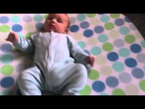 Baby gets scared of his own fart / Baby bliver bange for sin egen prut