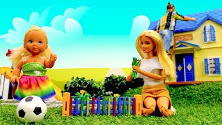 Barbie et sa famille quittent la ville 🌳 Jeux avec les poupées Barbie et Ken pour filles