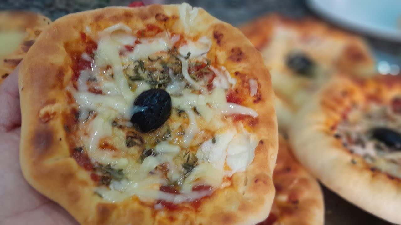 جبتلكم ميني بيتزا بعجينة هشة وتقطعلكم كمية كبيرة وسر صوص باش ماتنشفلكمش وتقعد حمراء