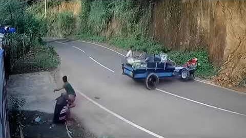 Máy kéo chở người mất lái và quay vòng giữa dốc đèo cực Hài