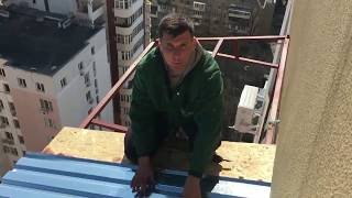 видео Установка крыши на балкон последнего этажа