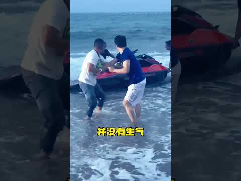 工作人员不慎把摩托艇撞到了吴京，吴京的举动你看懂吗？