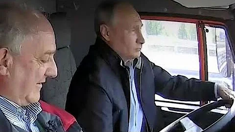 Putin drives truck across new Russia-Crimea bridge - DayDayNews