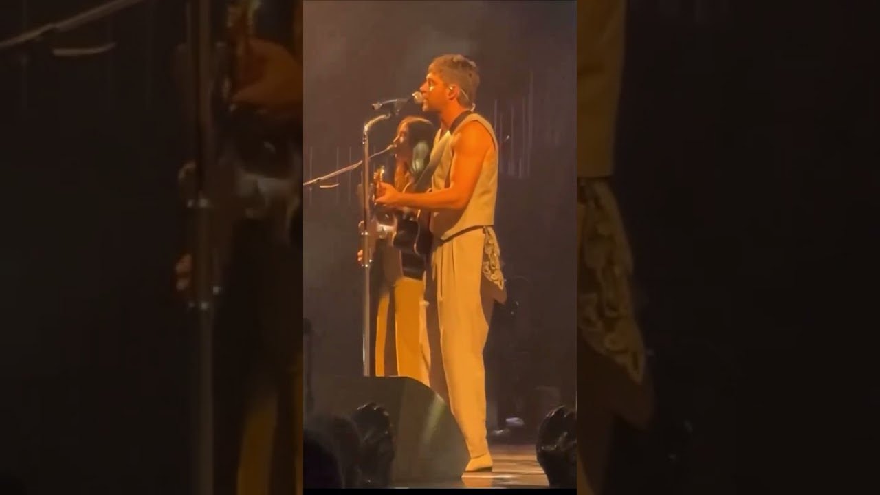 More of Niall singing “Night changes” in Saint Paul, Minnesota! 🤍 #niallhoran