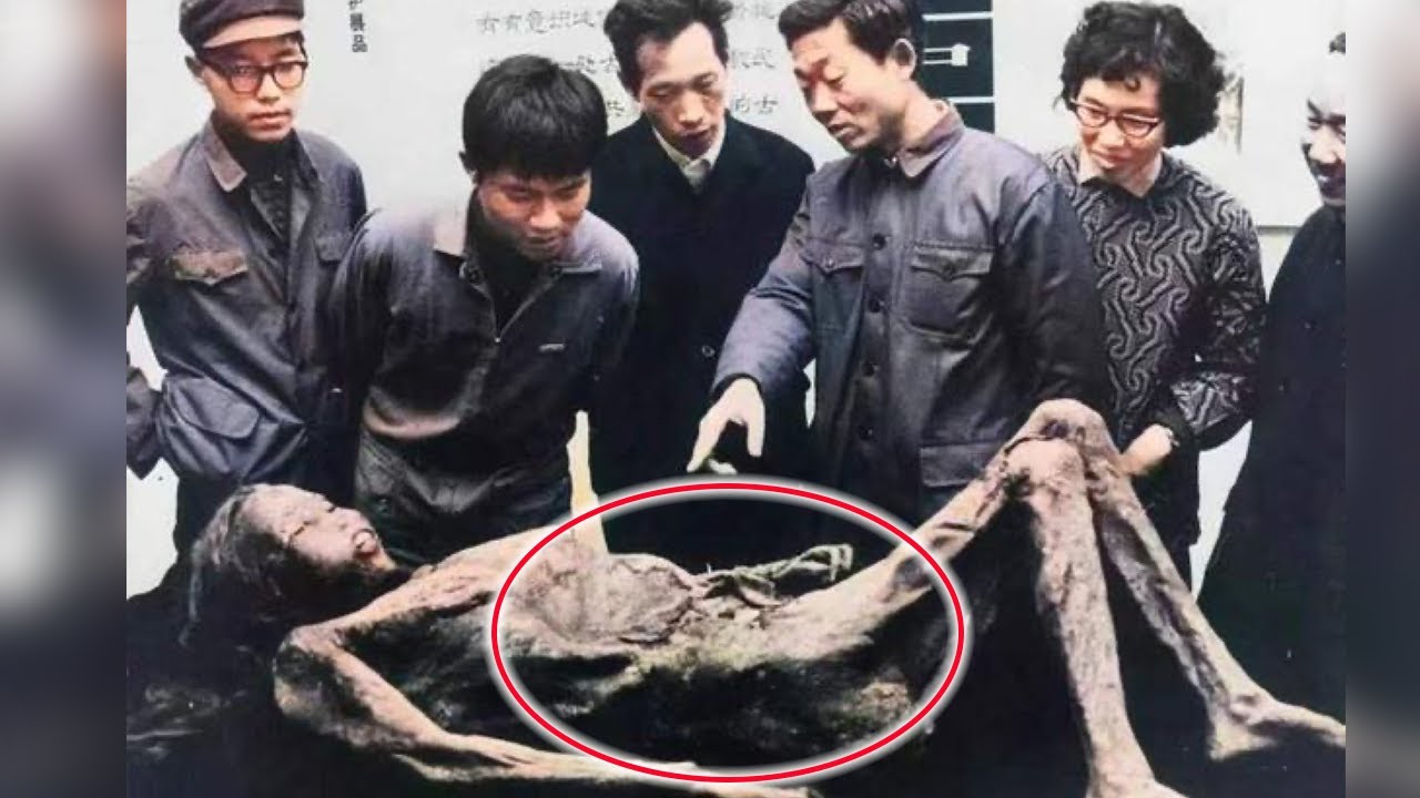 工地挖出「穿开裆裤」的不腐女尸，身旁竟有2只粽子，专家为何午夜开棺？