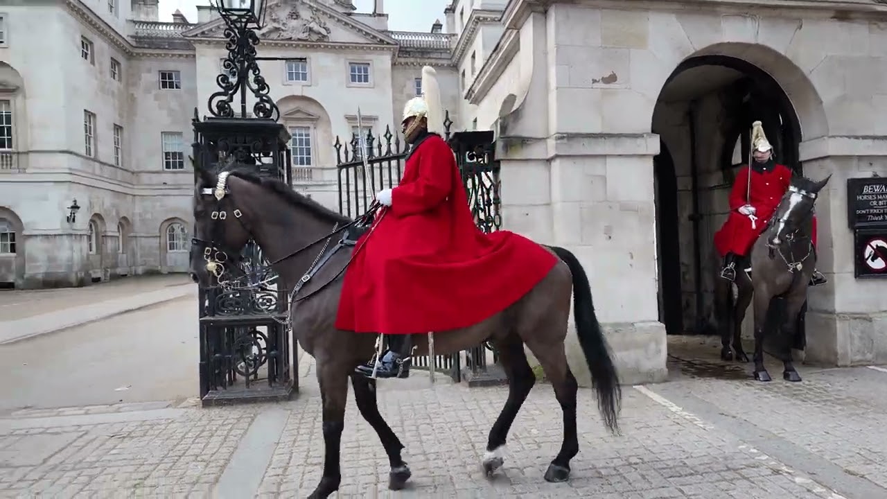 Cảnh đổi gác của lính Hoàng Gia Anh #dulich #travel #london #dulichvietnam #dulichthegioi 