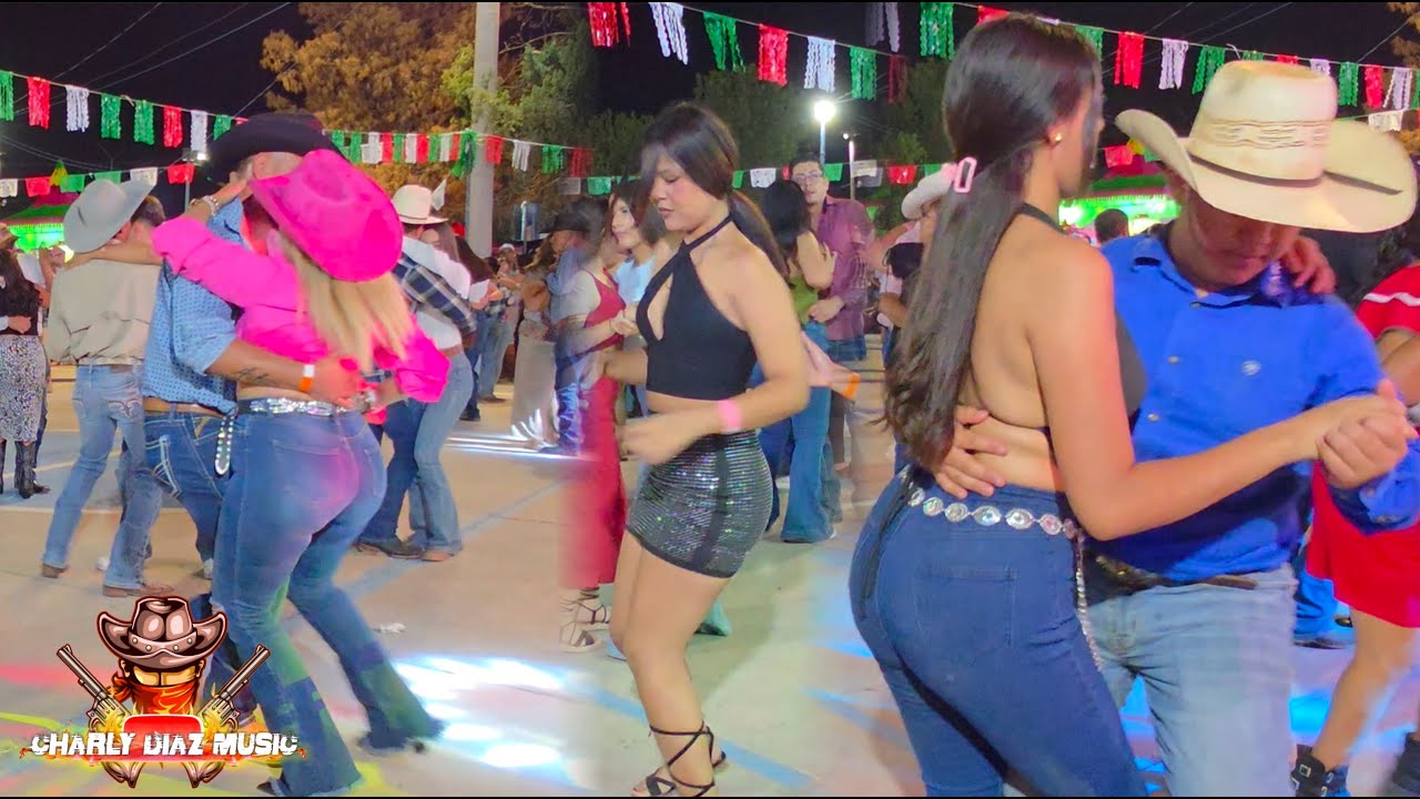 CHIHUAHUA BONITO EN BAILES PERRONES #1