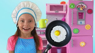 أليس تلعب مع ألعاب المطبخ ولعبة ادوات الطهي! مجموعة مقاطع فيديو للأطفال