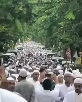 Jutaan orang mengiringi jenazah habib husein assegaf