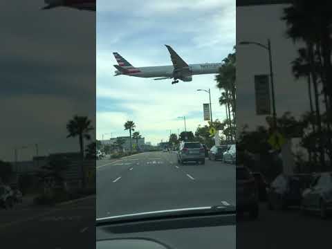 Boeing 777 приземляется в аэропорту Лос-Анджелеса
