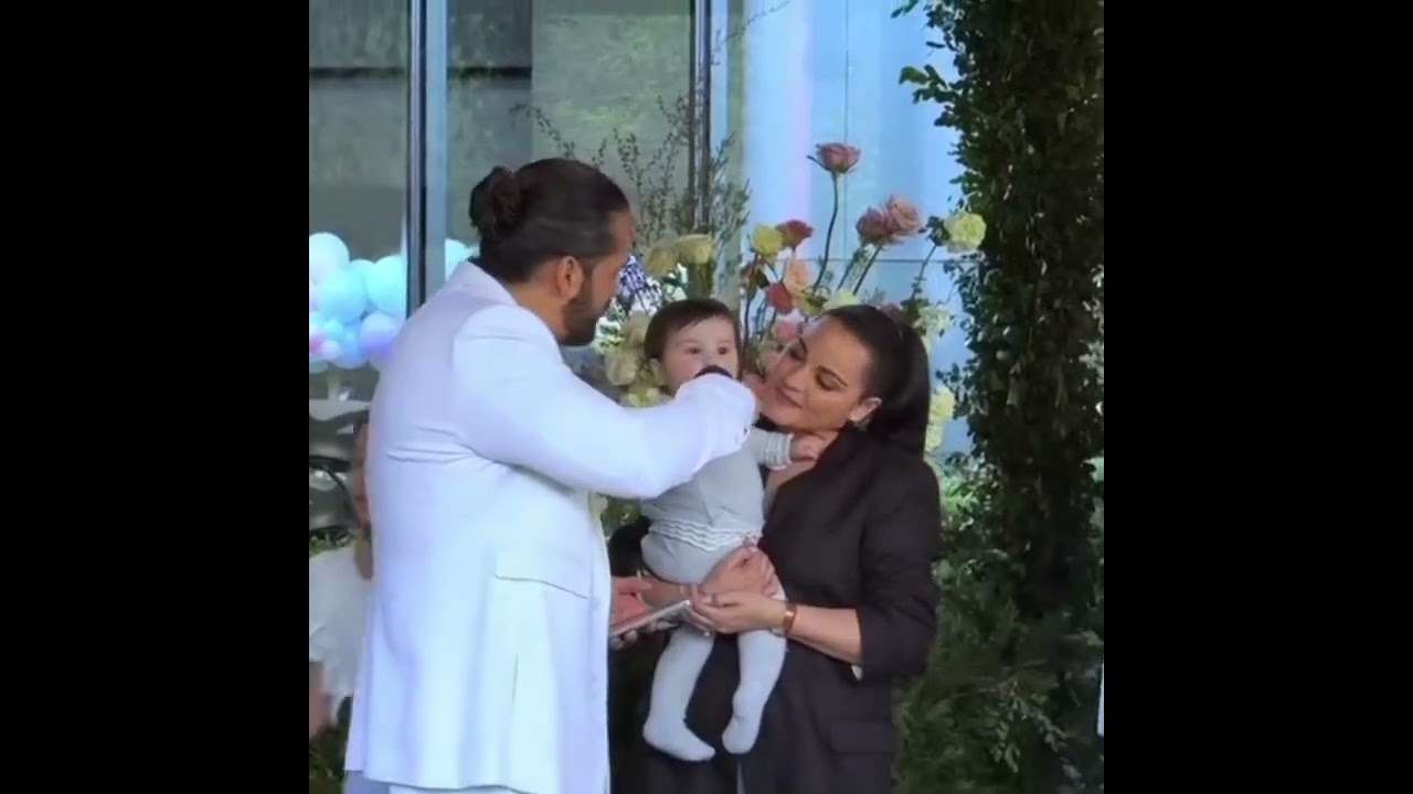 Maite Perroni y Andrés Tovar en el bautizo de su hija Lía.