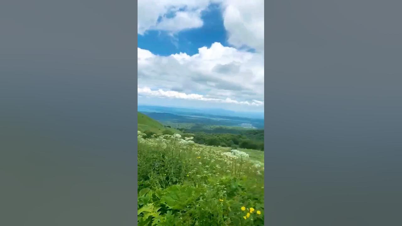 Издали горы кажутся строгими