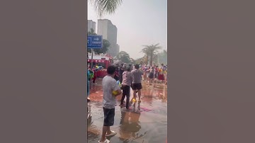 Công an, cảnh sát là người bị bắn nước nhiều nhất trong lễ hội té nước ở Tây Song Bản Nạp