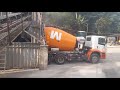 carregando caminhão betoneira.