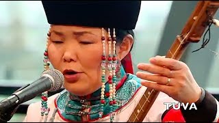 Video thumbnail of "Amazing female throat singing"