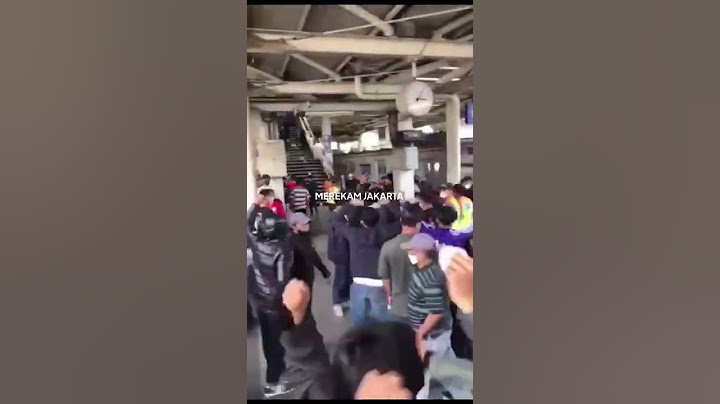 SUPORTER PERSIJA JAKARTA DITENDANG OKNUM SUPORTER PERSIB BANDUNG DI STASIUN JATINEGARA
