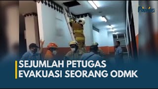Sejumlah Petugas Melakukan Evakuasi Orang Dalam Masalah Kejiwaan (ODMK)