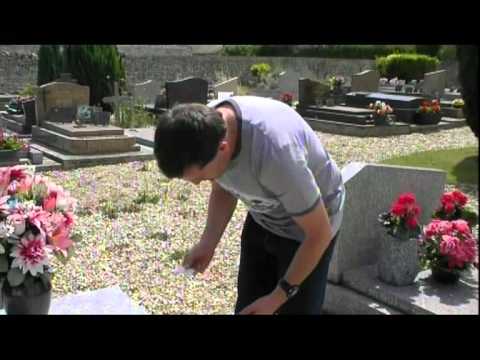 Tombe de Bourvil au cimetière de  Montainville