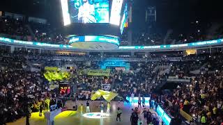 You Know What To Do Pankartı Açılarak, Scottie Wilbekine Motivasyon Mesajı Verilir