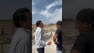 Discusión entre arquitecto y contratista por retraso