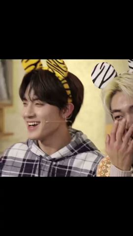 What's in my bag】THE BOYZ Q(キュー) - YouTube