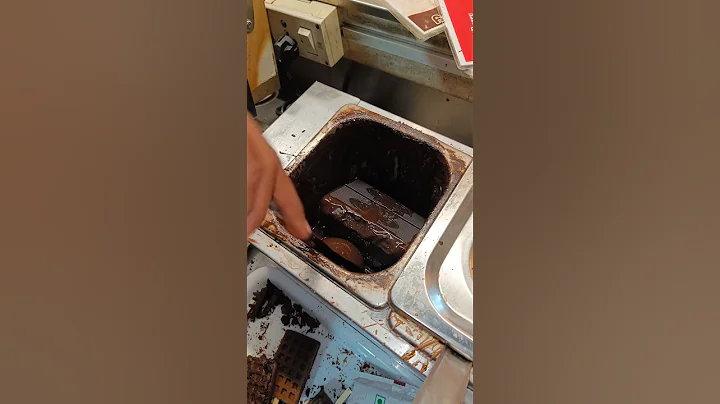 London's Viral Milk Chocolate Strawberries #shorts #ytshorts #chocolate #strawberries #streetfood