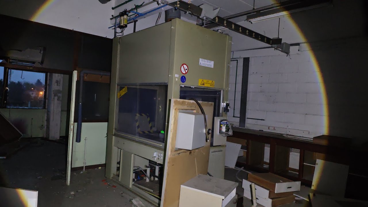 Nous trouvons un laboratoire de recherche abandonné en urbex - ce lieu est magnifique 