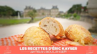 Régalez-vous avec la recette, toute simple, du pain au fromage expliquée par Éric Kayser