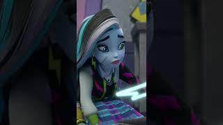 Frankie descubre que Watzie es en parte dragón ⚡️ | Monster High™ Spain #shorts