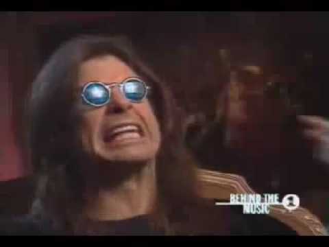 Ozzy osbourne eats a bat. (Ozzy Osbourne se come un murciélago.) - YouTube