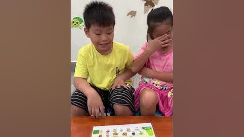 Tiếng Anh Giao Tiếp Tại Phan Thiết: David and Ruby practice reading a story called "What am I?"