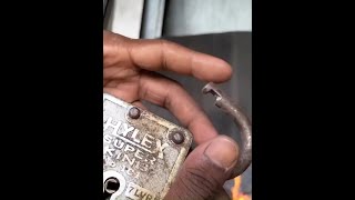废弃挂锁秒变开瓶器!3锤下去全网炸锅,这手艺我给跪了! #硬核手工  #废物利用 #手工DIY