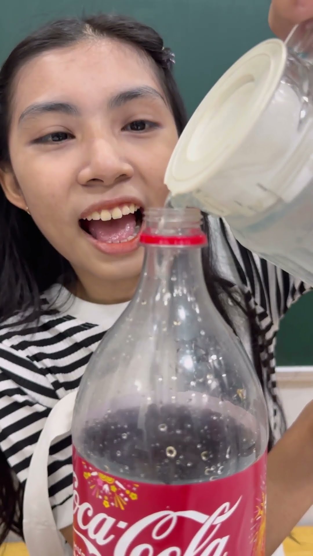 Su Hao comedy: Sister with Fake Coca Cola ???