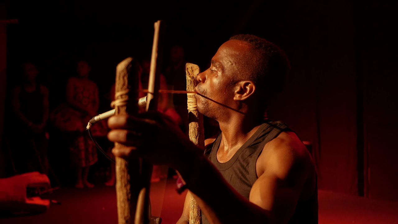 Le groupe Ndima, Pygmées Aka (Congo), arc musical, Mbela