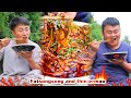 Ermao caught a bucket of eels, and Songsong cooked them into a delicious dish. It tastes amazing!