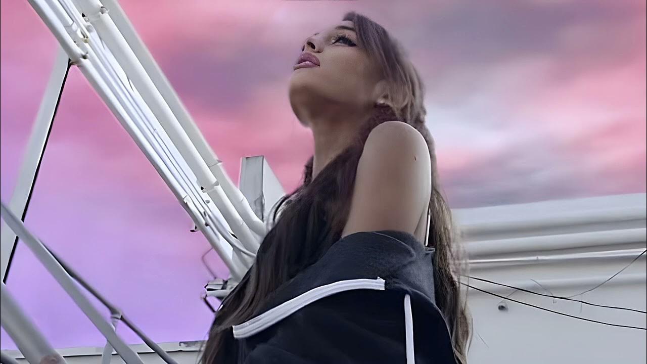 Девочка пай рядом жиган. Вокалистка. Включи песню девочка последние. Девушка для обложки трека. Включи песню девочка последние.