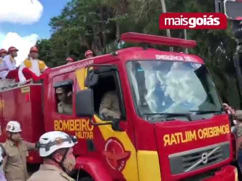 Cortejo com o corpo de Íris Rezende chega ao Palácio das Esmeraldas.