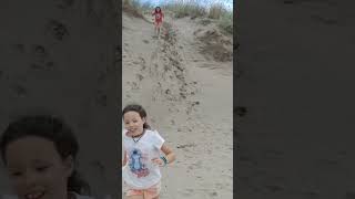 Saralex jugando en las dunas gallegas