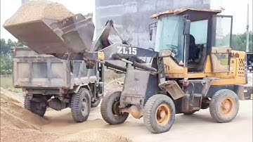 Máy xúc lật múc vật liệu lên công nông ba bánh | Công nông ba bánh chở vật liệu xây dựng