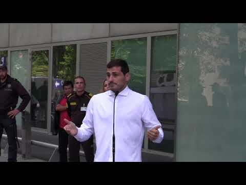 Iker Casillas, al borde de las lágrimas tras salir del hospital