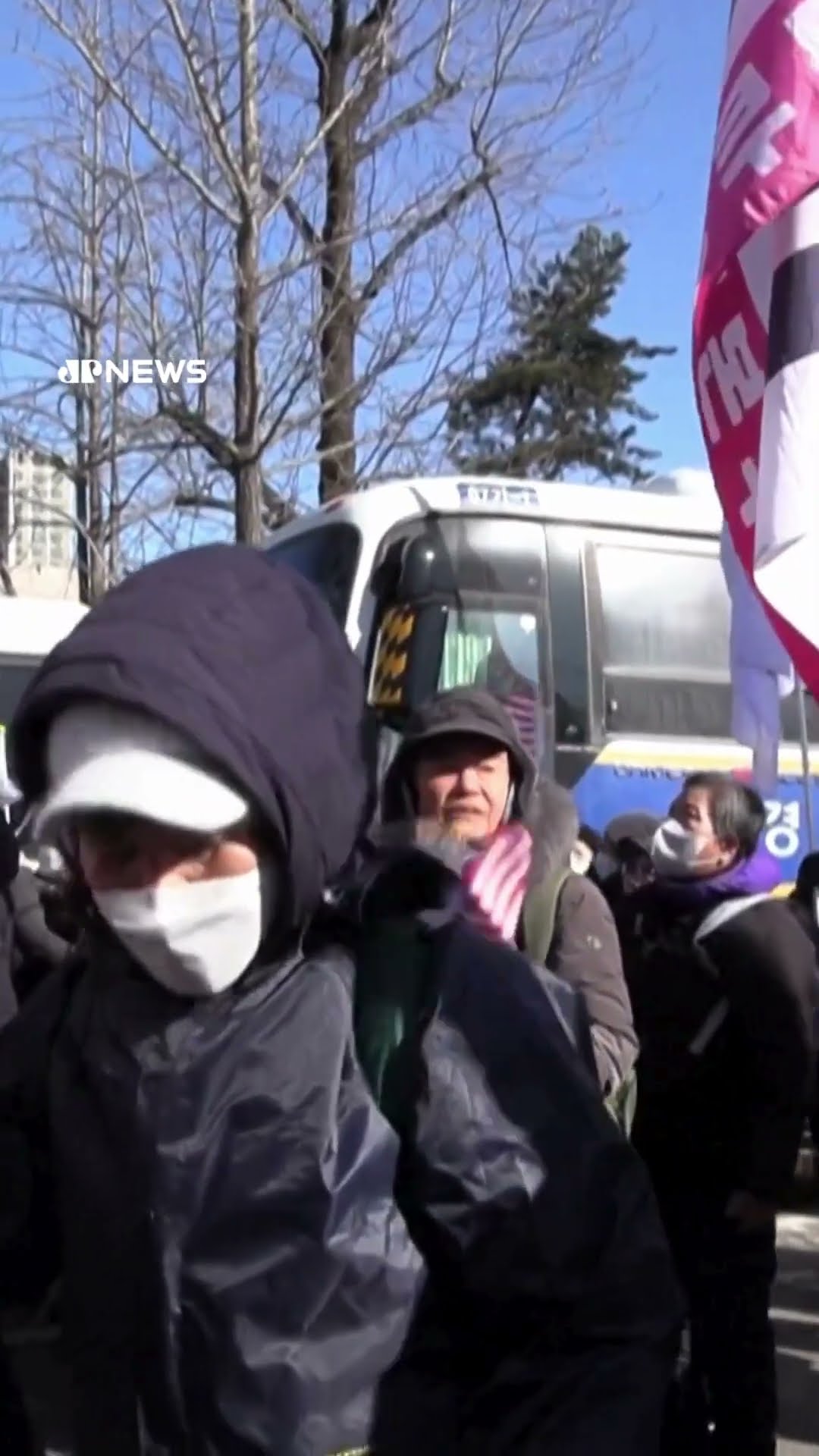 Apoiadores de Yoon Suk Yeol protestam em Seul após prisão #shorts
