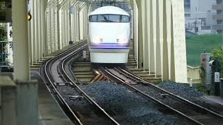 【東武鉄道】100系スペーシア 雨の小菅駅を通過