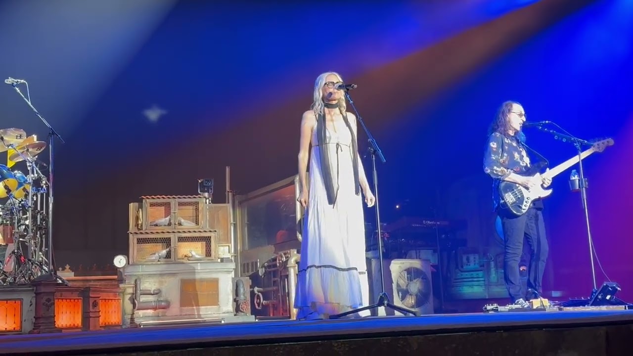 Rush ~ Time Stand Still w/Aimee Mann ~ Front Row Center ~ LA Forum ~ 2nd Night ~ 6/9/2026 auf YouTube ansehen Rush ~ Time Stand Still w/Aimee Mann ~ Front Row Center ~ LA Forum ~ 2nd Night ~ 6/9/2026 auf YouTube ansehen