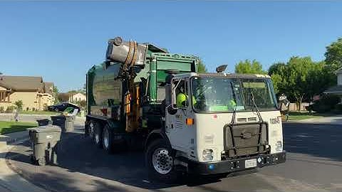 Waste Management Autocar Labrie Automizer Lid Flipping