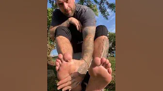 @HeitorTheodoro Male Foot Soles, Shoes & Black Socks
