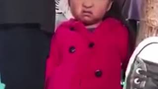 La niña de los stickers